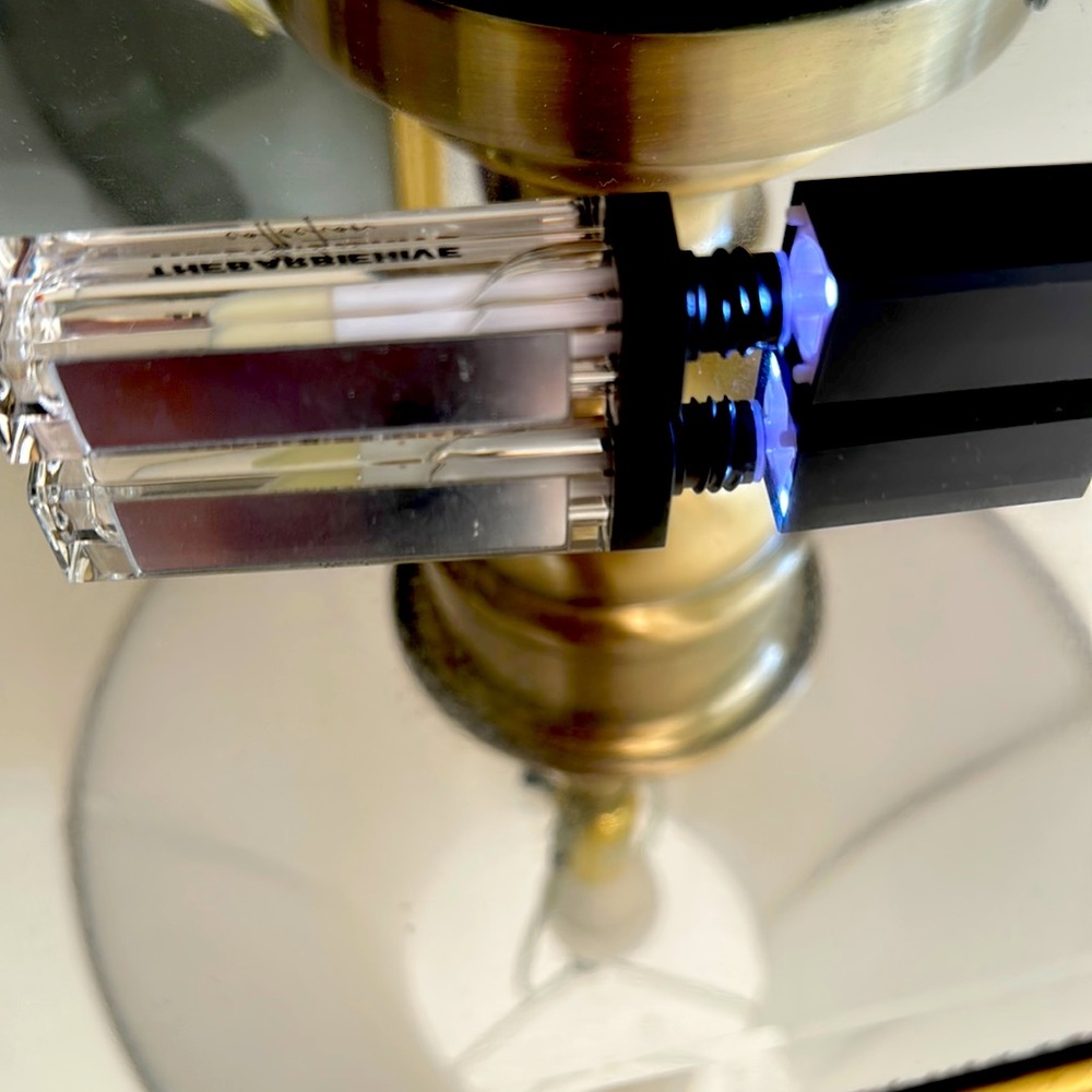 Lip gloss with Led Light and mirror, convenient, even in the darkest place!